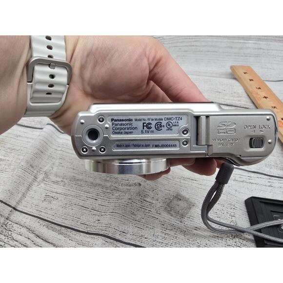 Panasonic LUMIX DMC-TZ4 8.1MP Digital Camera Silver With Battery And Charger - Picture 10 of 11